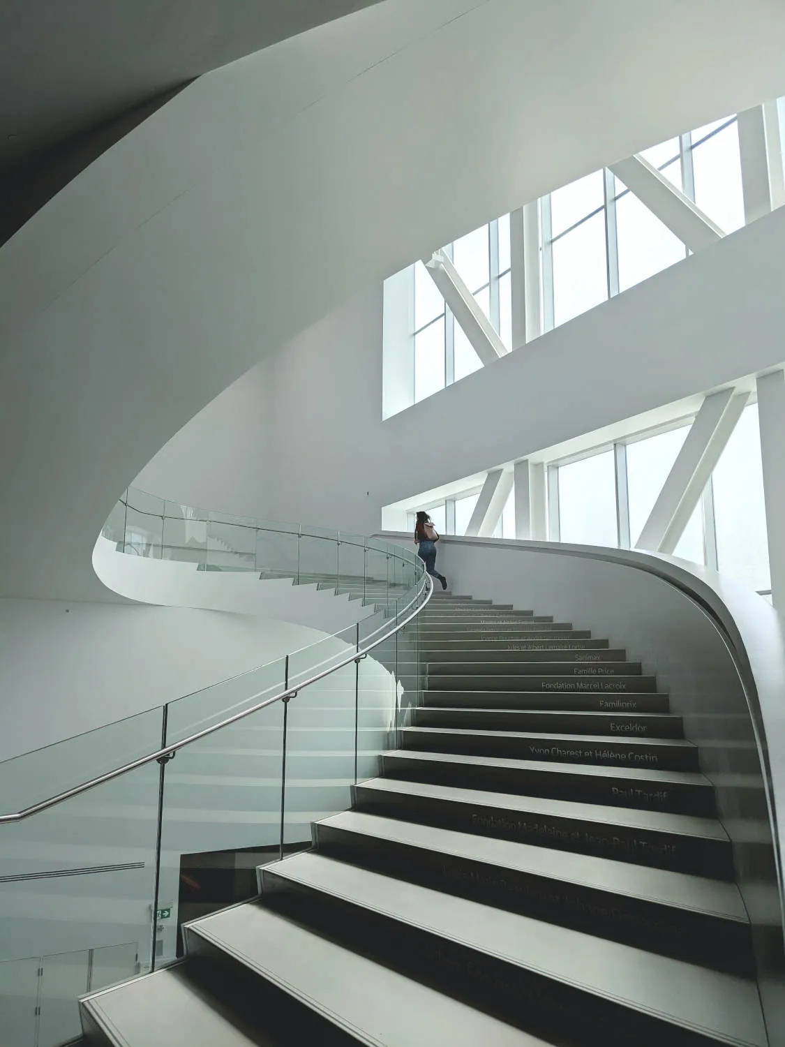 Ein Mädchen geht die Treppe hinauf