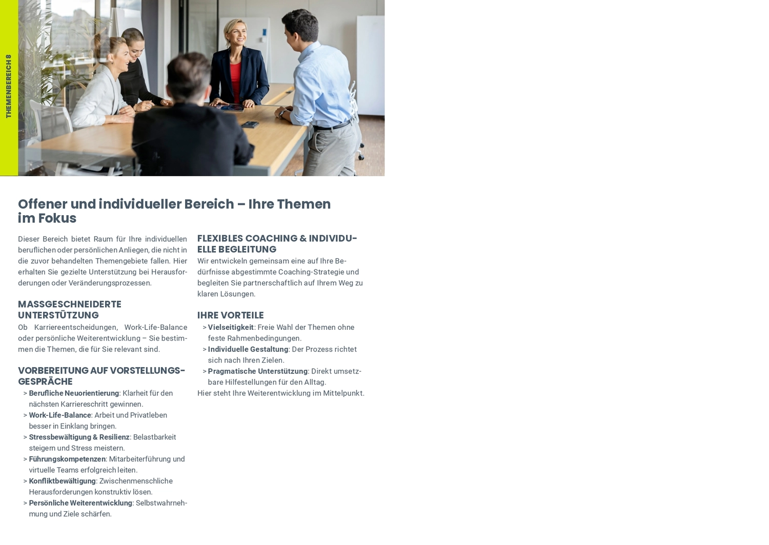 Ein Mann überzeugt ein Paar in einem Büro